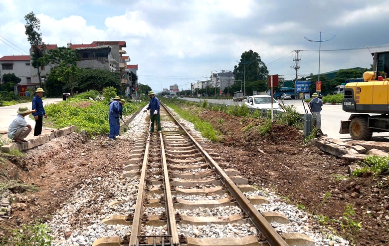 Nghị định 15 gi&uacute;p quản l&yacute; tốt t&agrave;i sản, g&oacute;p phần bảo đảm an to&agrave;n giao th&ocirc;ng đường sắt- Ảnh 2.