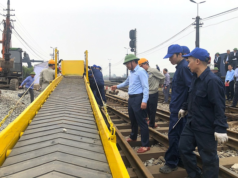Đường sắt Việt Nam lần đầu diễn tập ứng cứu sụt đường bằng băng tải đ&aacute;- Ảnh 2.
