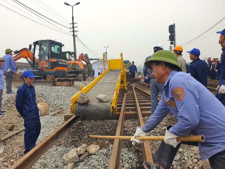 Đường sắt Việt Nam lần đầu diễn tập ứng cứu sụt đường bằng băng tải đ&aacute;- Ảnh 3.