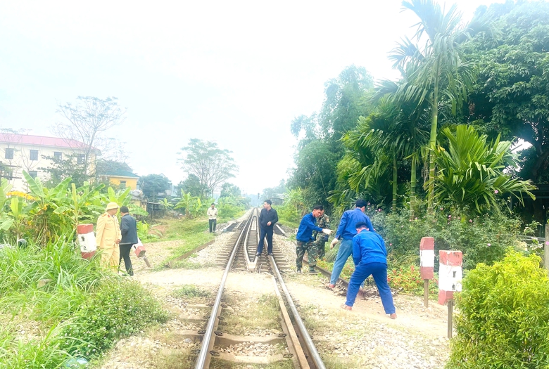 Ph&uacute; Thọ ki&ecirc;n quyết x&oacute;a bỏ lối đi tự mở, bảo đảm an to&agrave;n giao th&ocirc;ng đường sắt- Ảnh 2.
