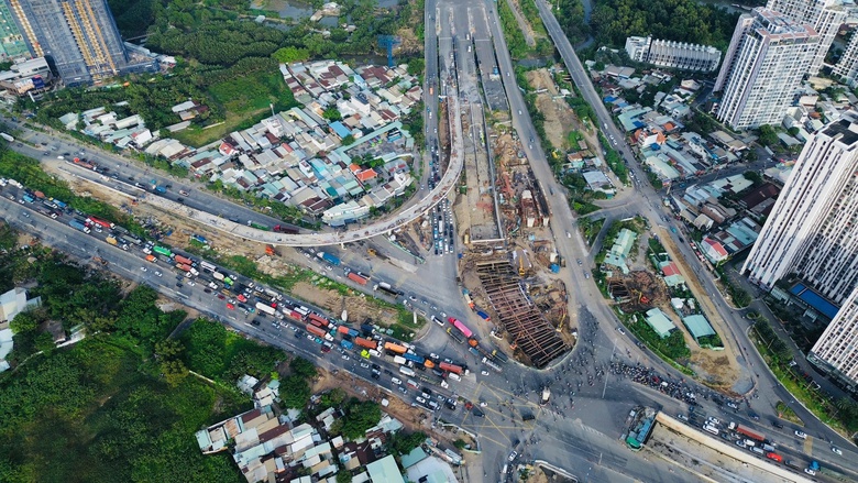 “Vượt nắng thắng mưa”, Vành đai 3 và nút giao An Phú chạy nước rút, bám tiến độ thông xe- Ảnh 3. “Vượt nắng thắng mưa”, Vành đai 3 và nút giao An Phú chạy nước rút, bám tiến độ thông xe- Ảnh 3.