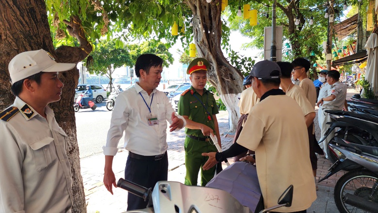 Đ&agrave; Nẵng: Tăng cường xử l&yacute; nạn lấn chiếm vỉa h&egrave;, l&ograve;ng đường, lập lại trật tự đ&ocirc; thị- Ảnh 2.