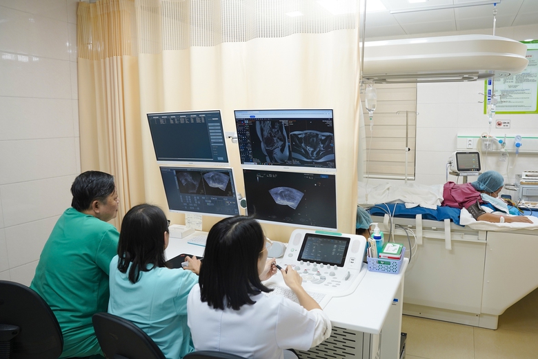 Mang cơ hội l&agrave;m mẹ đến với c&aacute;c bệnh nh&acirc;n u xơ tử cung- Ảnh 2.