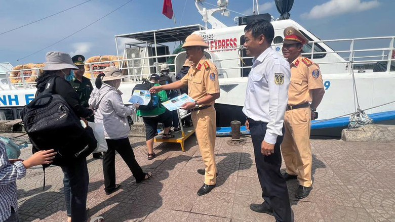 Quảng Ng&atilde;i triển khai nhiều giải ph&aacute;p đảm bảo an to&agrave;n giao th&ocirc;ng đường thủy- Ảnh 1.