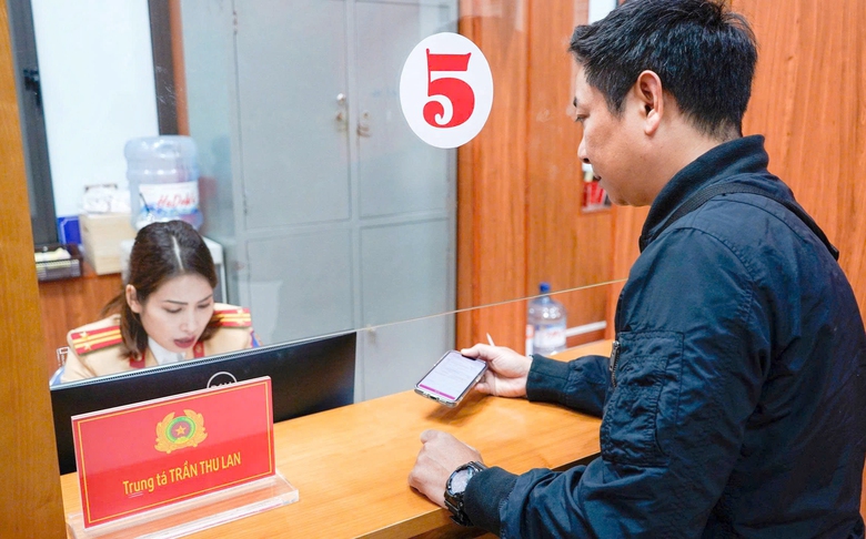 CSGT H&agrave; Nội in v&agrave; trả 18.200 giấy ph&eacute;p l&aacute;i xe bản cứng- Ảnh 1.