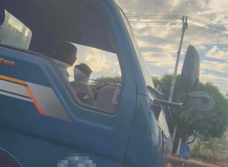 CSGT Đồng Nai xử phạt t&agrave;i xế xe tải chở trẻ em tr&ecirc;n cabin tay l&aacute;i- Ảnh 1.