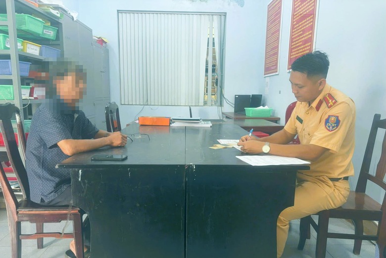 CSGT Đồng Nai xử phạt t&agrave;i xế xe tải chở trẻ em tr&ecirc;n cabin tay l&aacute;i- Ảnh 2.