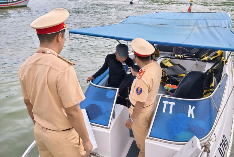 Kh&aacute;nh H&ograve;a: CSGT đường thủy c&ugrave;ng ngư d&acirc;n v&agrave; chủ t&agrave;u thực hiện nghi&ecirc;m quy định của Ch&iacute;nh phủ- Ảnh 1.