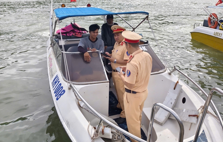 Kh&aacute;nh H&ograve;a: CSGT đường thủy c&ugrave;ng ngư d&acirc;n v&agrave; chủ t&agrave;u thực hiện nghi&ecirc;m quy định của Ch&iacute;nh phủ- Ảnh 4.