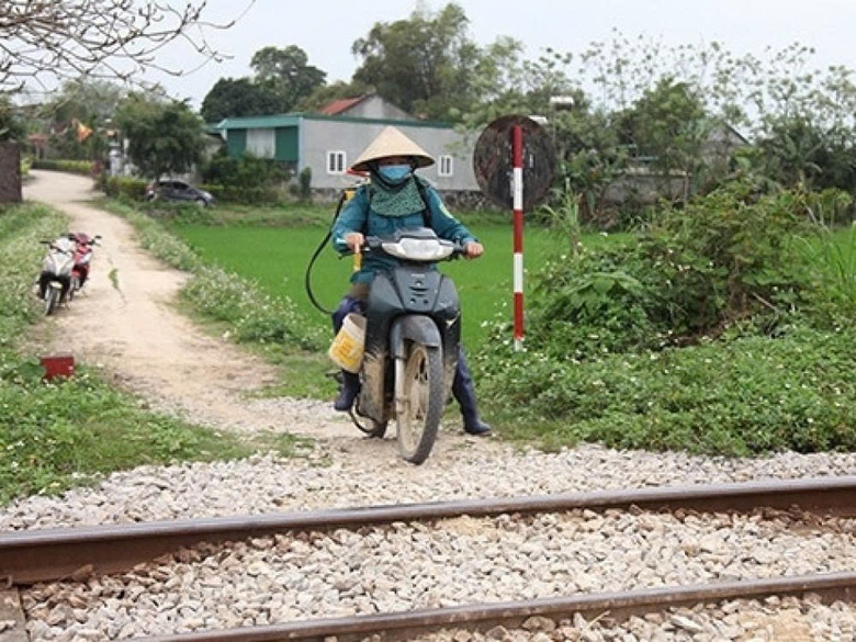 Kh&eacute;p dần những lối đi tự mở tr&ecirc;n tuyến đường sắt Bắc - Nam qua H&agrave; Tĩnh- Ảnh 2.