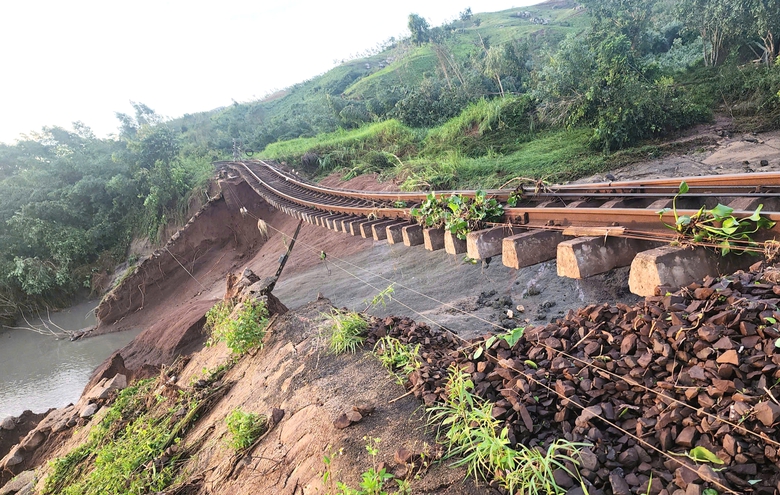 C&ocirc;ng bố t&igrave;nh huống khẩn cấp về thi&ecirc;n tai để khắc phục hư hỏng đường sắt H&agrave; Nội - TP.HCM- Ảnh 1.