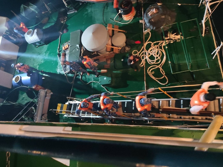 Cứu khẩn cấp thuyền vi&ecirc;n Philippines gặp nạn tr&ecirc;n biển ng&agrave;y Tết- Ảnh 3.