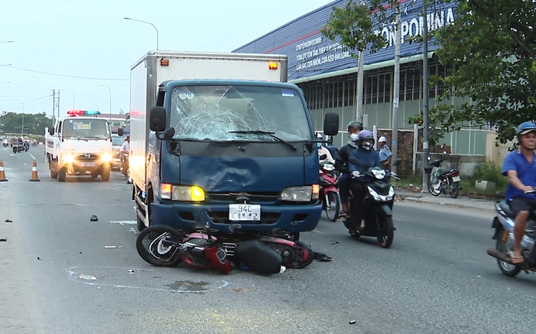 Bản tin TNGT 10/2: Va chạm với xe tải tại v&ograve;ng xoay, một người đi xe m&aacute;y tử vong