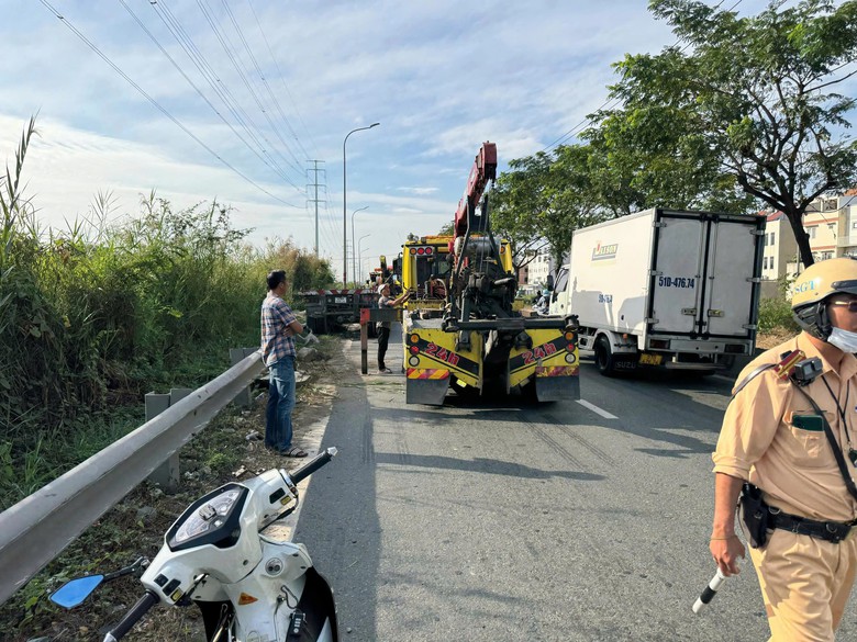 Xe đầu k&eacute;o t&ocirc;ng dải ph&acirc;n c&aacute;ch, t&agrave;i xế bị kẹt trong cabin- Ảnh 1.