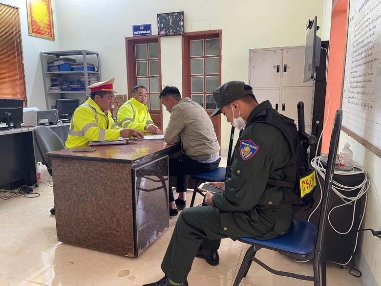 C&ocirc;ng an l&agrave;m việc với t&agrave;i xế xe tải chở nhiều người tr&ecirc;n th&ugrave;ng tại Sơn La- Ảnh 2.