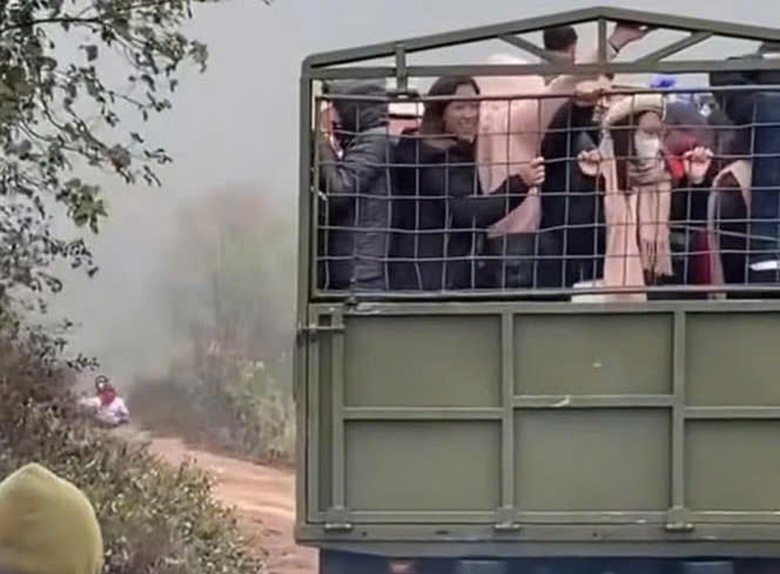 C&ocirc;ng an l&agrave;m việc với t&agrave;i xế xe tải chở nhiều người tr&ecirc;n th&ugrave;ng tại Sơn La- Ảnh 1.