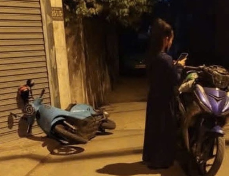 Phạt h&agrave;nh kh&aacute;ch d&ugrave;ng mũ bảo hiểm đ&aacute;nh nữ t&agrave;i xế c&ocirc;ng nghệ 7 triệu đồng - Ảnh 1.