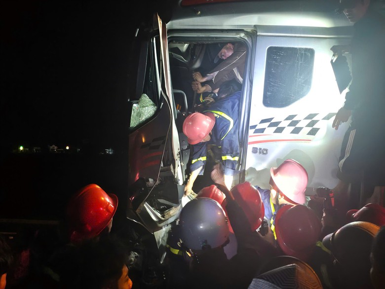 Ba xe tải va chạm liên hoàn tại Bình Định, nhiều người bị thương- Ảnh 1. Ba xe tải va chạm liên hoàn tại Bình Định, nhiều người bị thương- Ảnh 1.