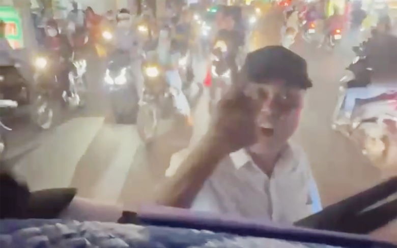 Người đ&agrave;n &ocirc;ng bất ngờ chặn xe bu&yacute;t, la lối, chửi bới g&acirc;y tắc đường ở TP.HCM