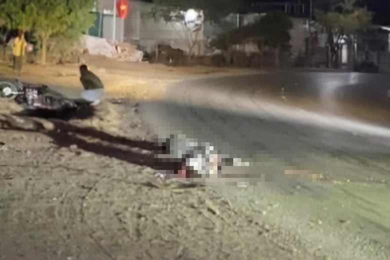 Xe kh&aacute;ch va chạm xe m&aacute;y, 2 người tử vong tr&ecirc;n quốc lộ 6- Ảnh 1.