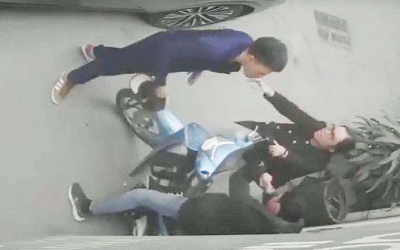 C&ocirc;ng an triệu tập t&agrave;i xế Lexus h&agrave;nh hung nam shipper ở T&acirc;y Hồ l&ecirc;n l&agrave;m việc