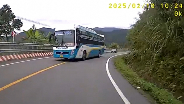 Xử l&yacute; t&agrave;i xế xe kh&aacute;ch vượt ẩu tr&ecirc;n đ&egrave;o Kh&aacute;nh L&ecirc; nối Nha Trang - Đ&agrave; Lạt- Ảnh 1.