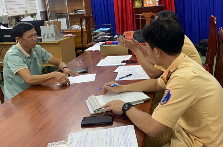 Xử l&yacute; t&agrave;i xế xe kh&aacute;ch vượt ẩu tr&ecirc;n đ&egrave;o Kh&aacute;nh L&ecirc; nối Nha Trang - Đ&agrave; Lạt- Ảnh 2.