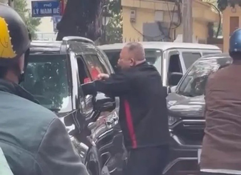 Th&ocirc;ng tin bất ngờ vụ t&agrave;i xế ngồi trong &ocirc; t&ocirc; bị đ&aacute;nh t&uacute;i bụi tr&ecirc;n phố H&agrave; Nội- Ảnh 1.