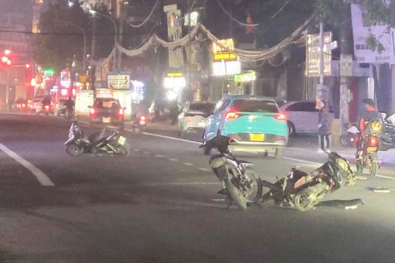 Ba xe đ&acirc;m va li&ecirc;n ho&agrave;n, người đ&agrave;n &ocirc;ng ngồi sau xe m&aacute;y tử vong- Ảnh 1.