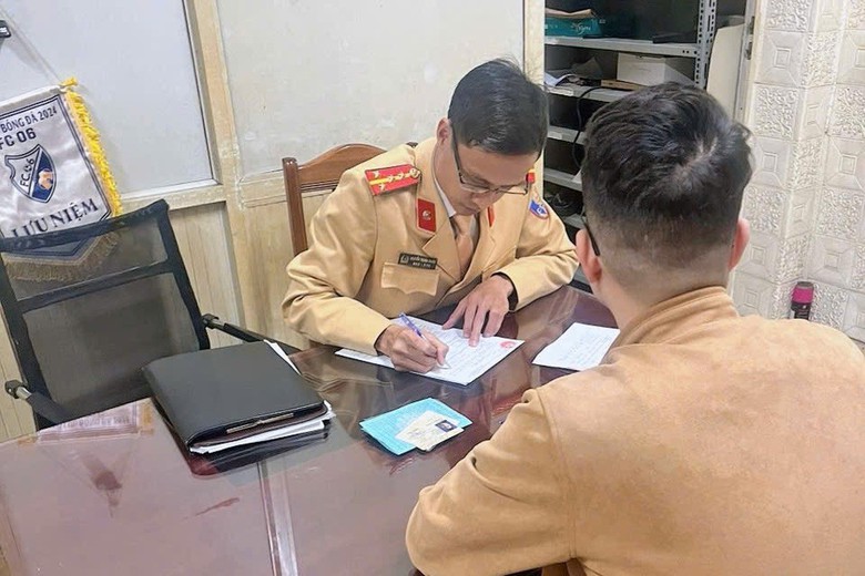 H&agrave; Nội: Xử phạt t&agrave;i xế Lexus đỗ xe tr&ecirc;n phố cấm g&acirc;y nguy cơ &ugrave;n tắc- Ảnh 2.