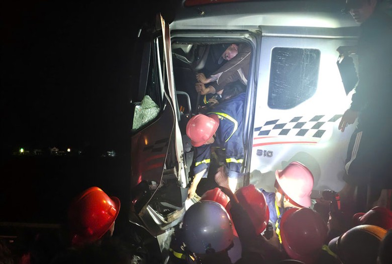 Người mắc kẹt trong cabin phải nhờ lực lượng cứu hộ phá cửa đưa ra bên ngoài. Người mắc kẹt trong cabin phải nhờ lực lượng cứu hộ phá cửa đưa ra bên ngoài.