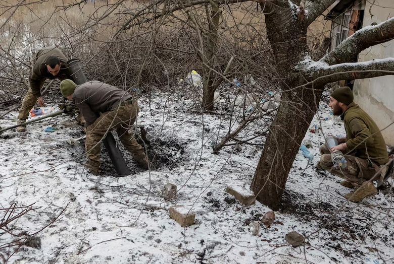 Ukraine tăng lương, thưởng để tuyển mộ binh sĩ trẻ- Ảnh 1.