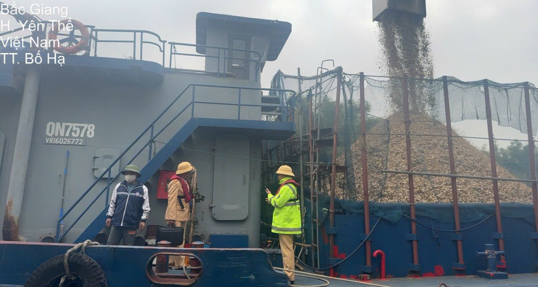 Nhiều phương tiện thủy hết kiểm định, bến thủy kh&ocirc;ng ph&eacute;p bị CSGT Bắc Giang xử phạt- Ảnh 1.