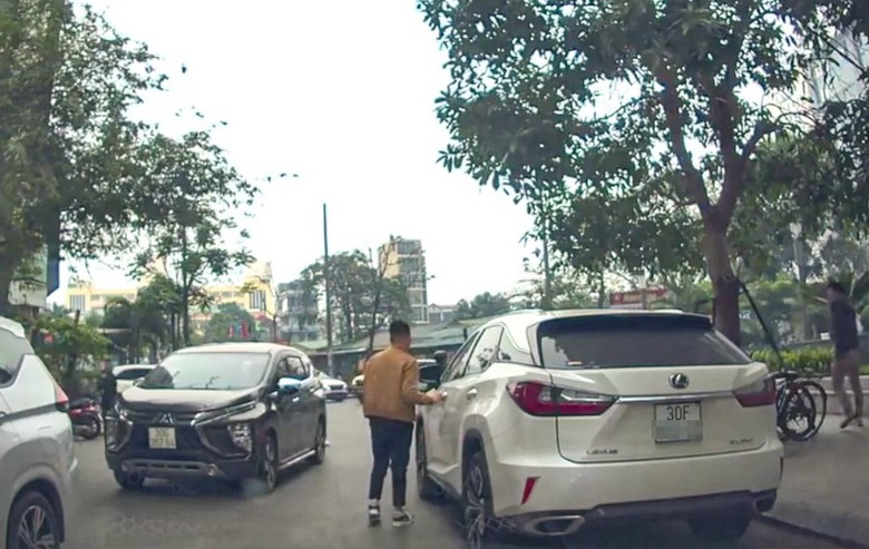 H&agrave; Nội: Xử phạt t&agrave;i xế Lexus đỗ xe tr&ecirc;n phố cấm g&acirc;y nguy cơ &ugrave;n tắc- Ảnh 1.