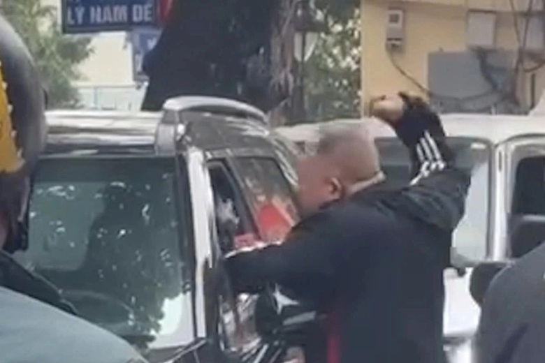 C&ocirc;ng an x&aacute;c minh vụ t&agrave;i xế ngồi trong &ocirc; t&ocirc; bị đ&aacute;nh t&uacute;i bụi tr&ecirc;n phố H&agrave; Nội- Ảnh 1.