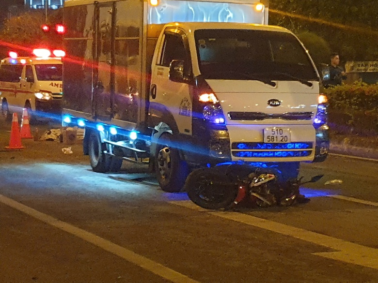 Ngã xuống đường sau va chạm, người đàn ông bị xe tải cán tử vong- Ảnh 1. Ngã xuống đường sau va chạm, người đàn ông bị xe tải cán tử vong- Ảnh 1.