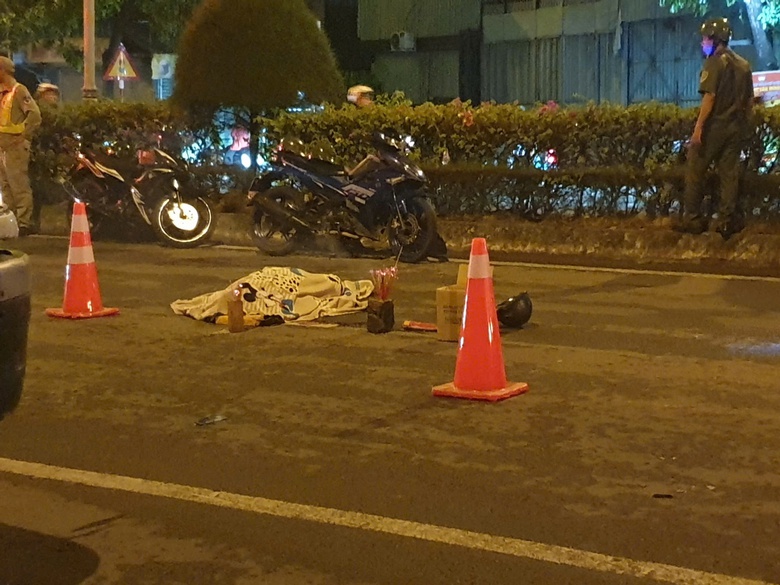Ngã xuống đường sau va chạm, người đàn ông bị xe tải cán tử vong- Ảnh 2. Ngã xuống đường sau va chạm, người đàn ông bị xe tải cán tử vong- Ảnh 2.
