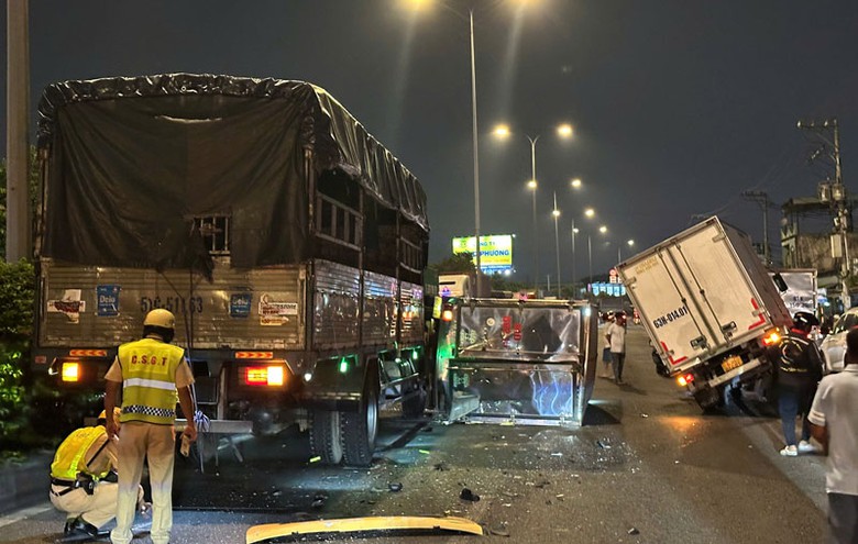 Các xe tải ngổn ngang trên đường sau vụ tai nạn liên hoàn. Các xe tải ngổn ngang trên đường sau vụ tai nạn liên hoàn.
