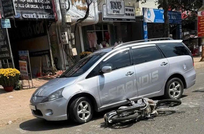 Va chạm với &ocirc; t&ocirc;, người đ&agrave;n &ocirc;ng đi xe m&aacute;y tử vong- Ảnh 1.