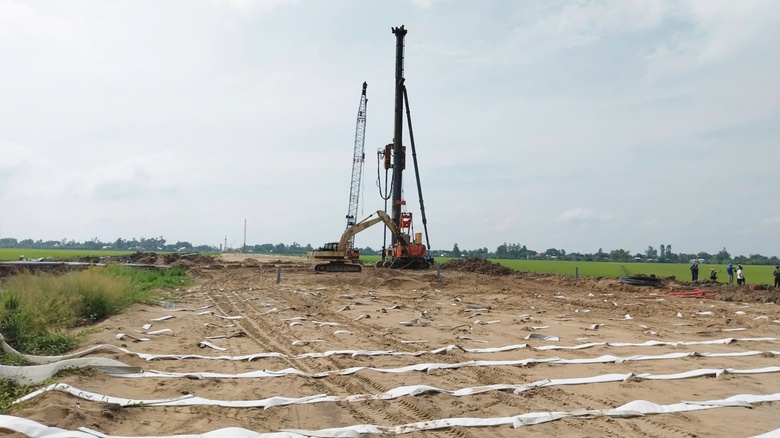 Thiếu cát đắp nền đường, cao tốc Châu Đốc - Cần Thơ - Sóc Trăng chậm tiến độ- Ảnh 1. Thiếu cát đắp nền đường, cao tốc Châu Đốc - Cần Thơ - Sóc Trăng chậm tiến độ- Ảnh 1.