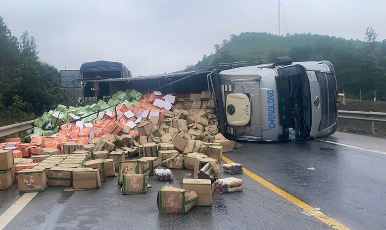 Xe tải lật chắn ngang cao tốc, hàng trăm thùng hàng rơi xuống đường - Ảnh: Quang Thành. Xe tải lật chắn ngang cao tốc, hàng trăm thùng hàng rơi xuống đường - Ảnh: Quang Thành.