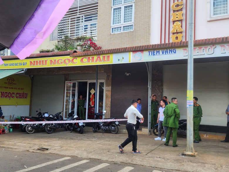 Đối tượng cướp tiệm v&agrave;ng đủng đỉnh ăn s&aacute;ng, c&agrave; ph&ecirc;, bị bắt khi đi b&aacute;n v&agrave;ng- Ảnh 1.