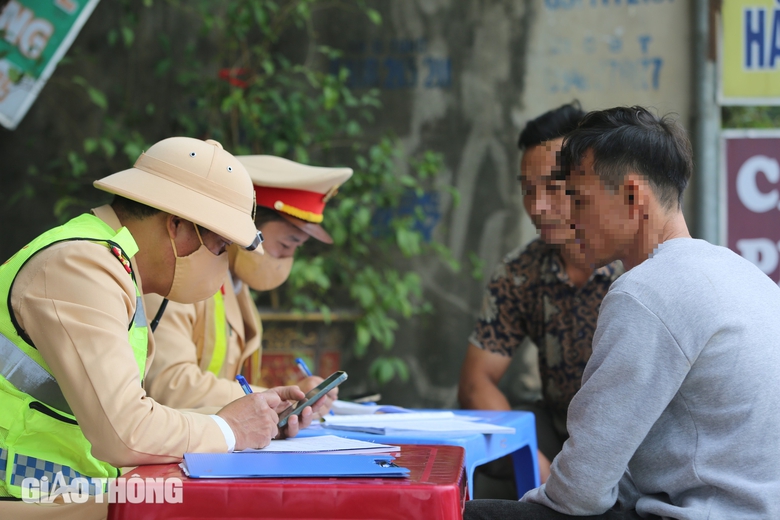 CSGT đ&oacute;n l&otilde;ng xử l&yacute; h&agrave;ng loạt &ocirc; t&ocirc; dừng, đ&oacute;n kh&aacute;ch tr&ecirc;n QL1- Ảnh 3.