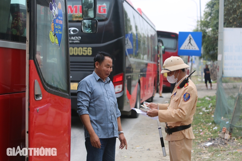 CSGT đ&oacute;n l&otilde;ng xử l&yacute; h&agrave;ng loạt &ocirc; t&ocirc; dừng, đ&oacute;n kh&aacute;ch tr&ecirc;n QL1- Ảnh 2.