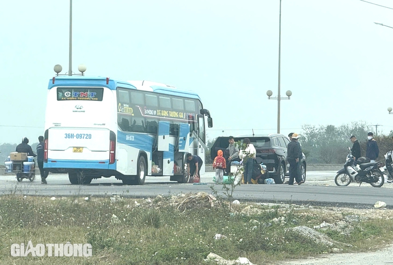 CSGT đ&oacute;n l&otilde;ng xử l&yacute; h&agrave;ng loạt &ocirc; t&ocirc; dừng, đ&oacute;n kh&aacute;ch tr&ecirc;n QL1- Ảnh 1.