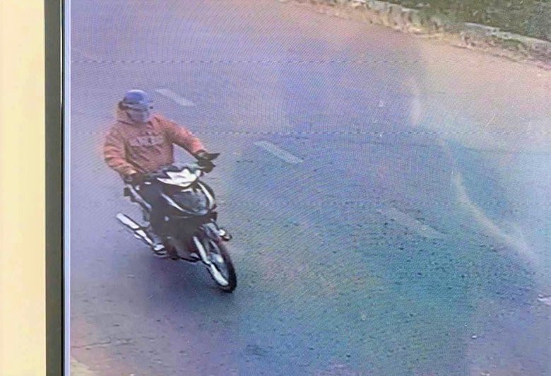 Đối tượng dùng rìu cướp khoảng 24 cây vàng chưa đầy 30 giây- Ảnh 1. Đối tượng dùng rìu cướp khoảng 24 cây vàng chưa đầy 30 giây- Ảnh 1.