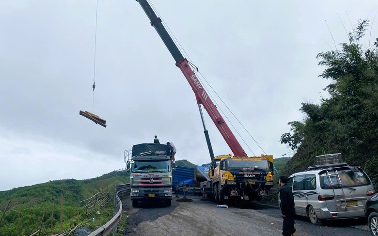Nỗ lực th&ocirc;ng đường sau vụ xe chở gỗ lật chắn ngang QL15D l&ecirc;n cửa khẩu La Lay