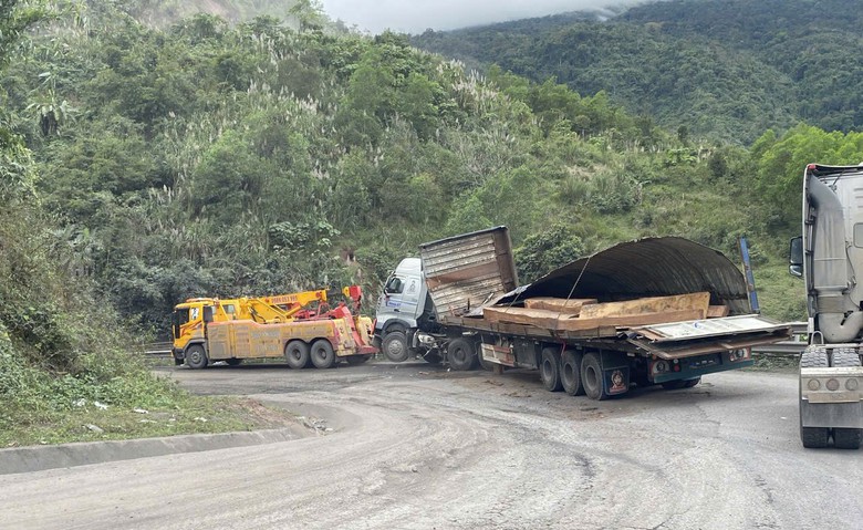 QL15D lên cửa khẩu La Lay thông tuyến sau nhiều giờ xe chở gỗ lật chắn ngang- Ảnh 2. QL15D lên cửa khẩu La Lay thông tuyến sau nhiều giờ xe chở gỗ lật chắn ngang- Ảnh 2.