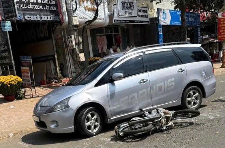 Hiện trường vụ tai nạn khiến người đàn ông đi xe máy thiệt mạng. Hiện trường vụ tai nạn khiến người đàn ông đi xe máy thiệt mạng.