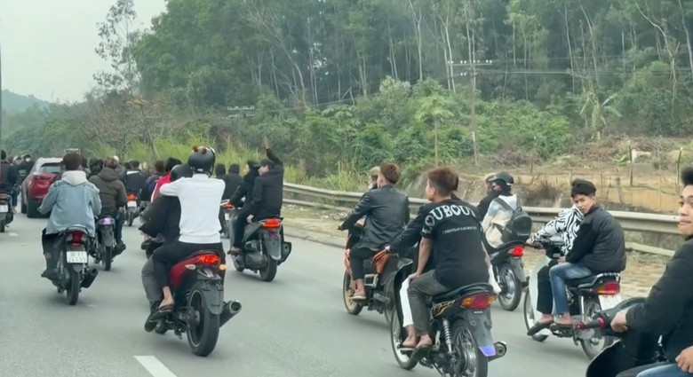 CSGT kiểm tra xử l&yacute; nh&oacute;m thanh ni&ecirc;n "đầu trần" đi xe th&agrave;nh đo&agrave;n tr&ecirc;n QL1- Ảnh 1.